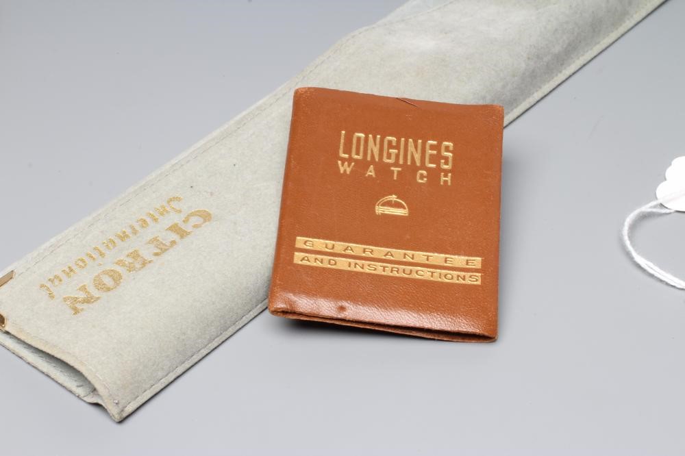 A GENTLEMAN'S LONGINES WRISTWATCH Image