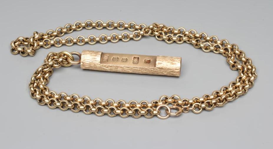 A 9CT GOLD PENDANT Image