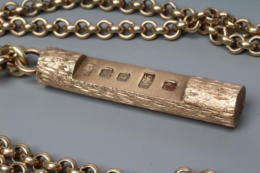 A 9CT GOLD PENDANT Image