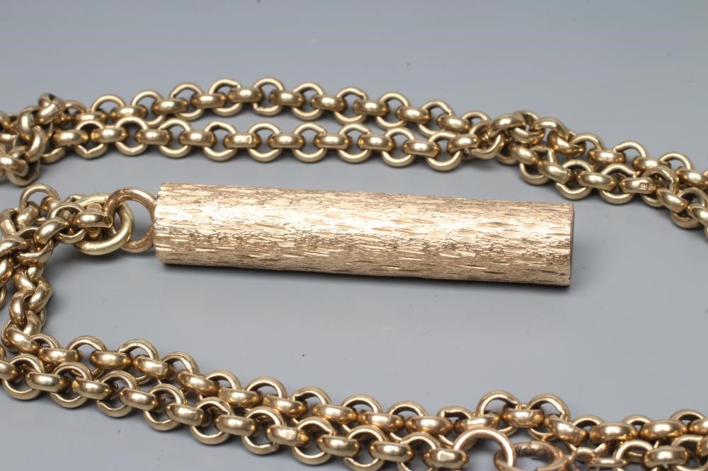 A 9CT GOLD PENDANT Image