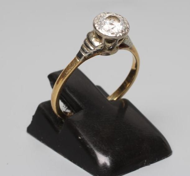 A SOLITAIRE DIAMOND RING, the round brilliant cut stone of approximately 0.30cts, illusion set to Image