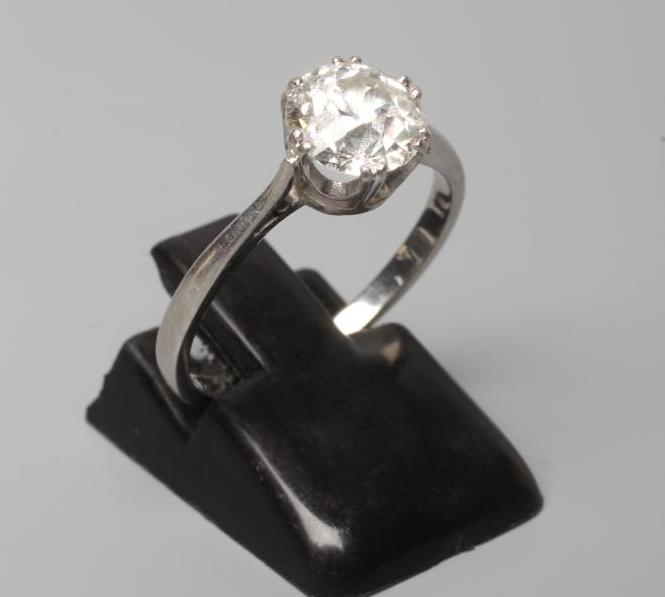 A SOLITAIRE DIAMOND RING, the brilliant cut stone of approximately 1.50cts claw set to a plain, Image