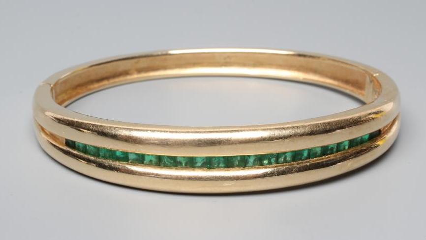AN EMERALD STIFF HINGED BANGLE Image