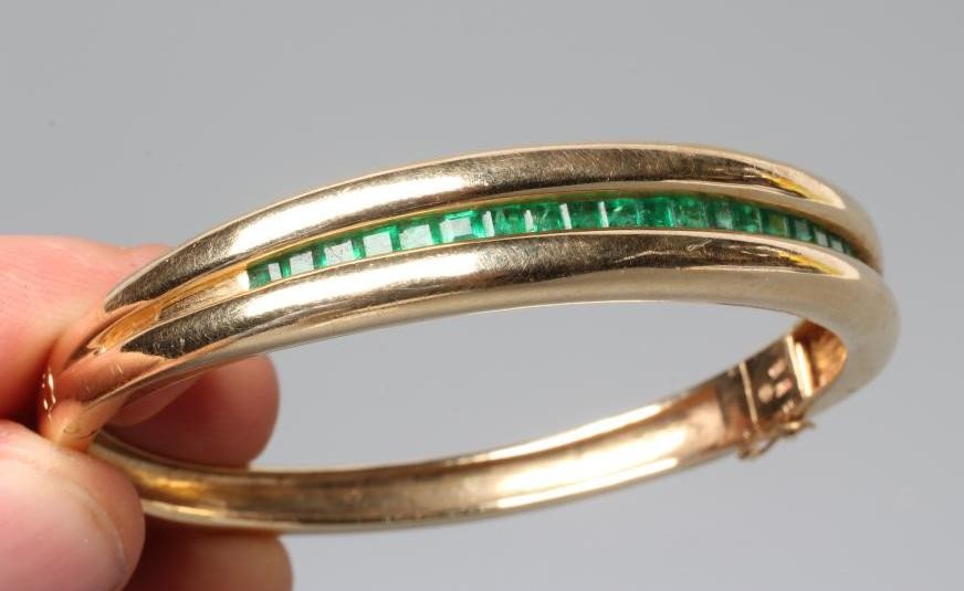 AN EMERALD STIFF HINGED BANGLE Image