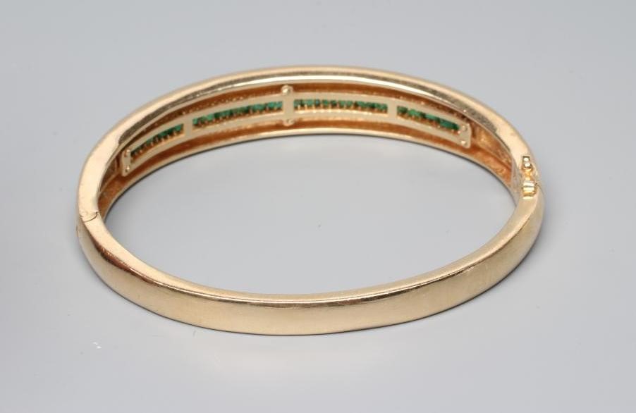 AN EMERALD STIFF HINGED BANGLE Image