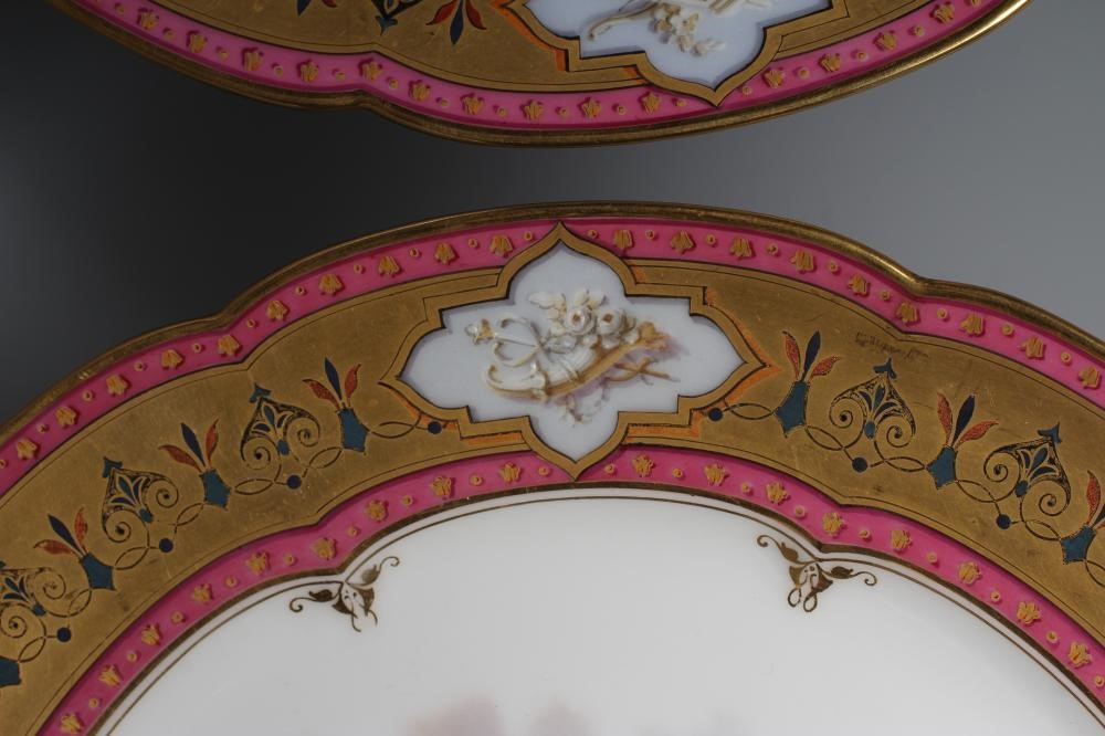 A PAIR OF FRENCH PORCELAIN CABINET PLATES Image