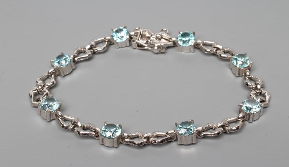 A BLUE TOPAZ BRACELET Image
