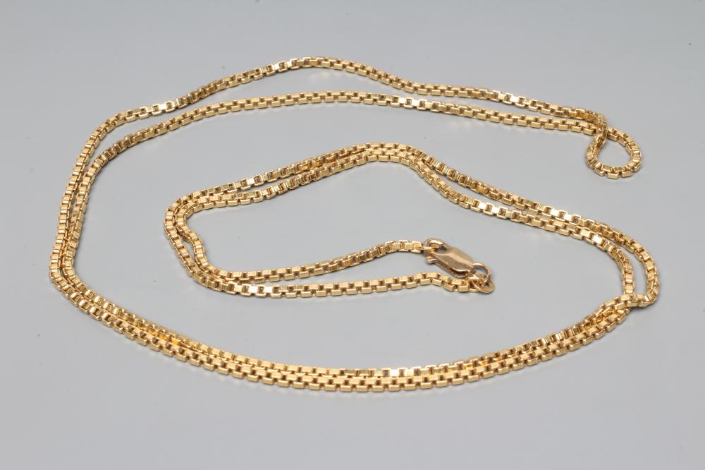 A BOX LINK CHAIN with lobster clasp, stamped 750, 31.1g (Est. plus 24% premium inc. VAT) Image