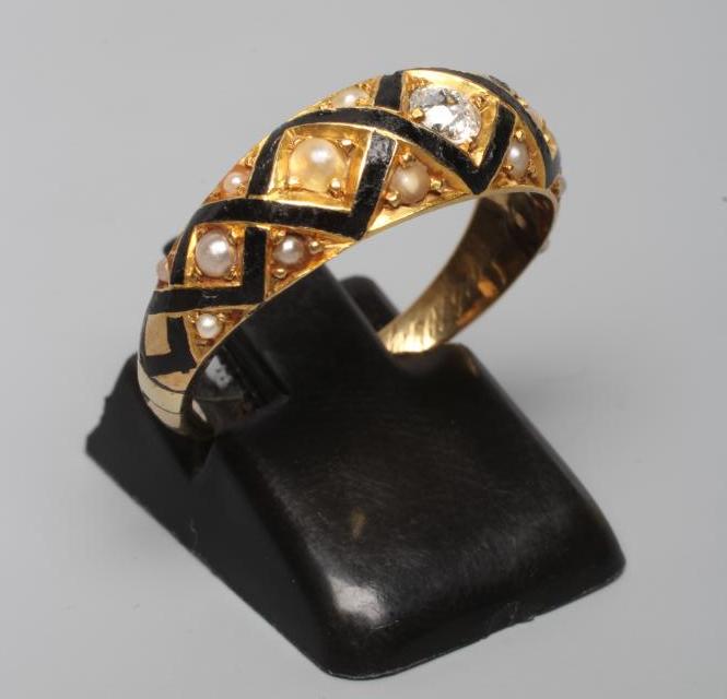 A VICTORIAN GOLD MOURNING RING Image