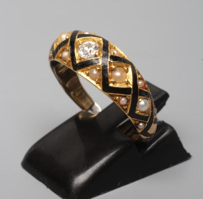 A VICTORIAN GOLD MOURNING RING Image