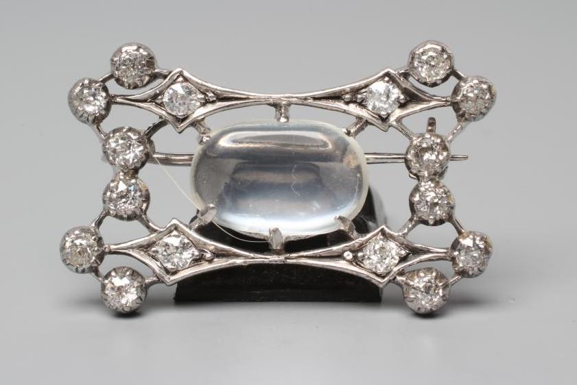 AN EDWARDIAN DIAMOND AND MOONSTONE BROOCH Image