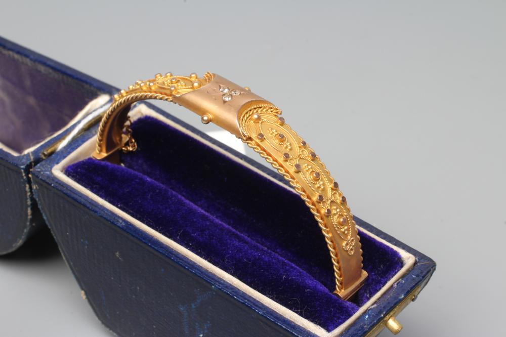 A 9CT GOLD STIFF HINGED BANGLE Image