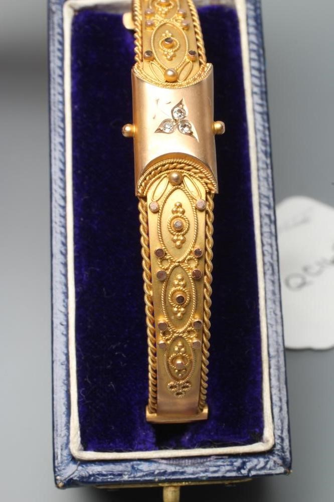 A 9CT GOLD STIFF HINGED BANGLE Image