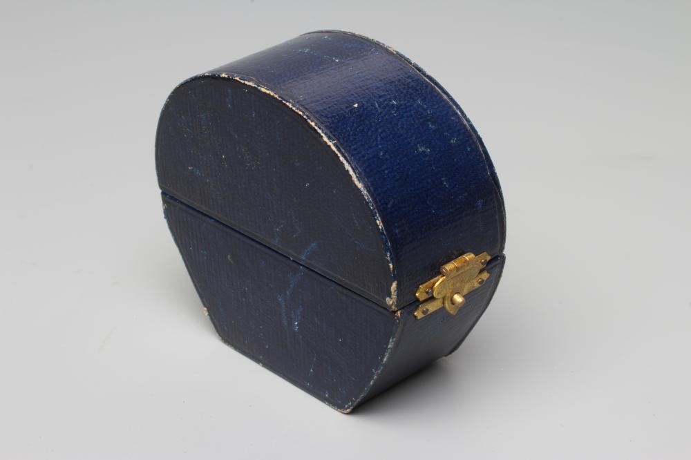 A 9CT GOLD STIFF HINGED BANGLE Image