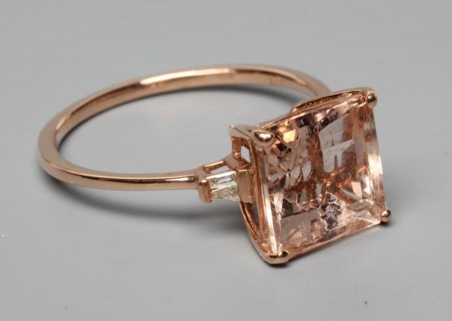 A MORGANITE DRESS RING Image