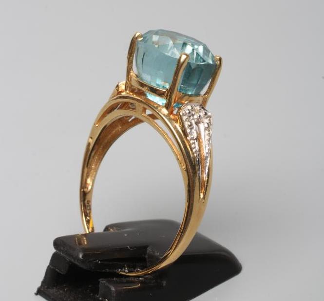 A BLUE TOPAZ COCKTAIL RING Image