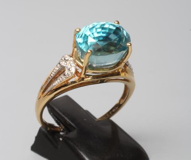 A BLUE TOPAZ COCKTAIL RING Image