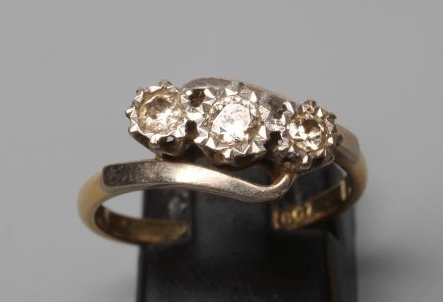 A THREE STONE DIAMOND CROSSOVER RING, the round brilliant cut stones each of approximately 0.12cts, Image