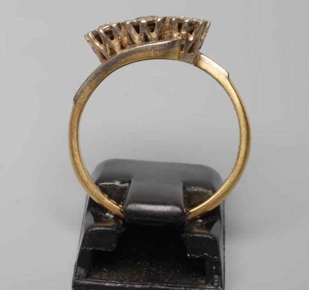 A THREE STONE DIAMOND CROSSOVER RING, the round brilliant cut stones each of approximately 0.12cts, Image