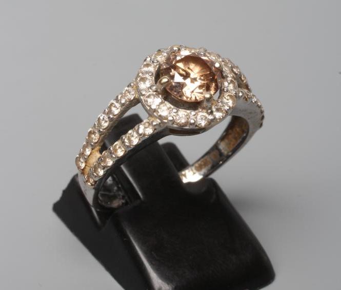A CHAMPAGNE DIAMOND CLUSTER DRESS RING Image