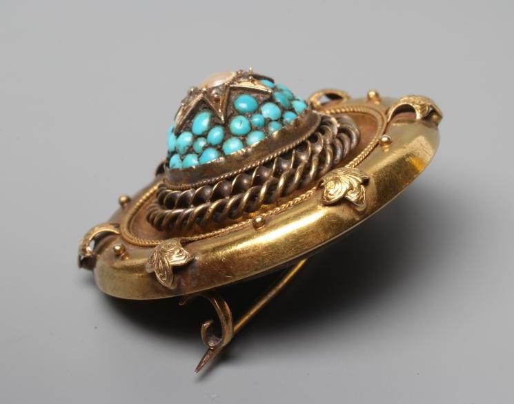 A VICTORIAN BOSS BROOCH Image