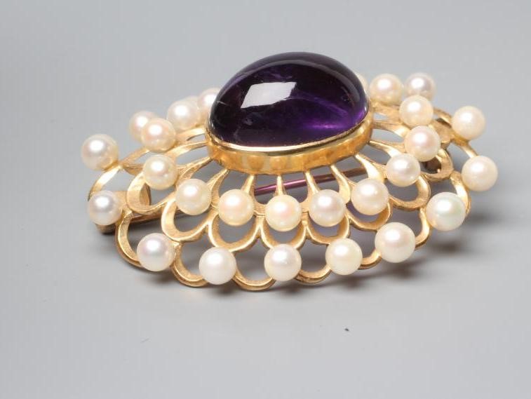 AN AMETHYST AND CULTURED PEARL OVAL BROOCH Image