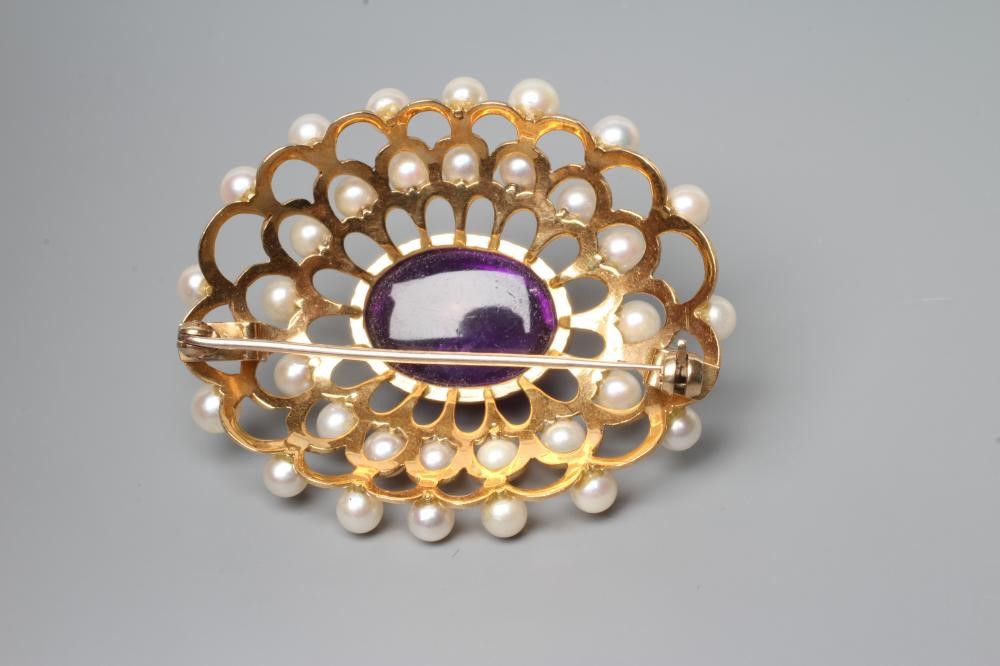AN AMETHYST AND CULTURED PEARL OVAL BROOCH Image