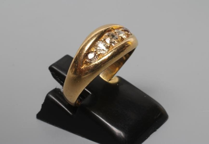 A LATE VICTORIAN DIAMOND RING, set with five mix cut stones in a boat panel to a plain 18ct gold Image