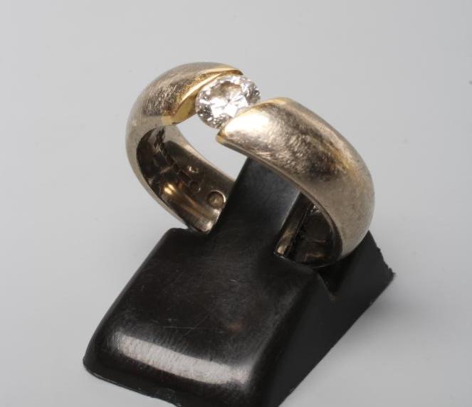 A SOLITAIRE DIAMOND RING Image