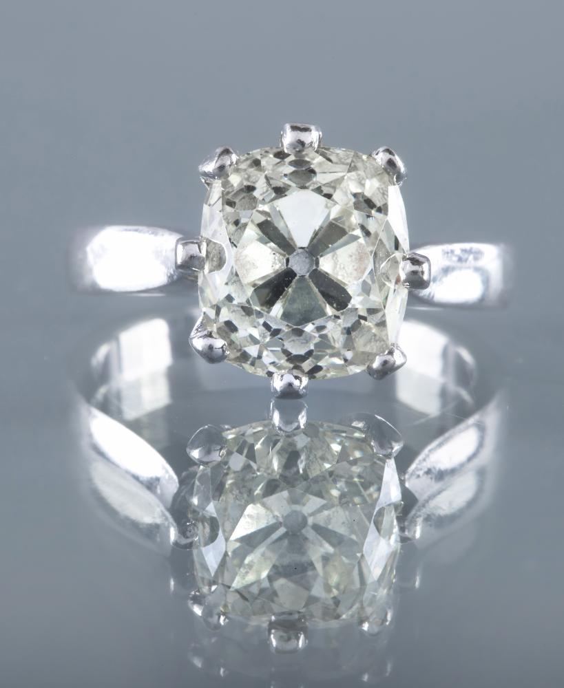 A SOLITAIRE DIAMOND RING Image