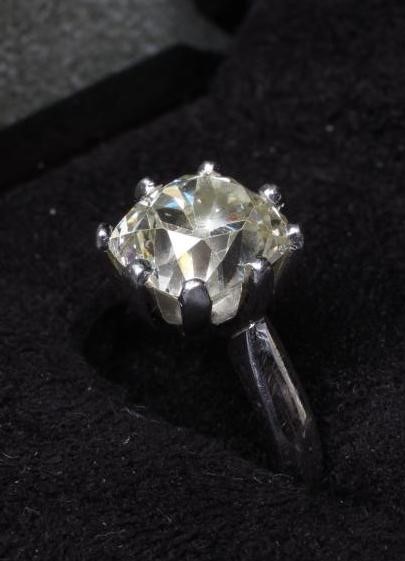 A SOLITAIRE DIAMOND RING Image