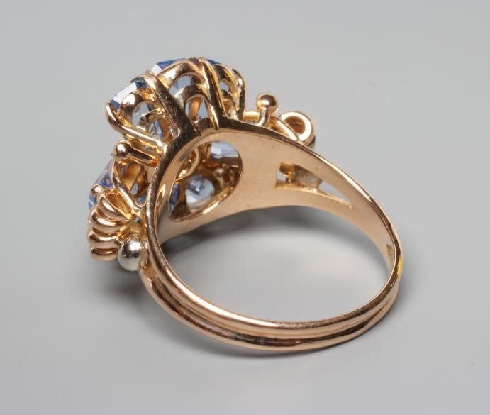 AN AQUAMARINE AND DIAMOND COCKTAIL RING Image