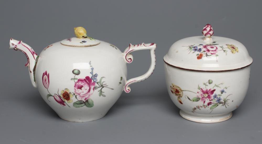 A HOCHST PORCELAIN TEAPOT AND COVER Image