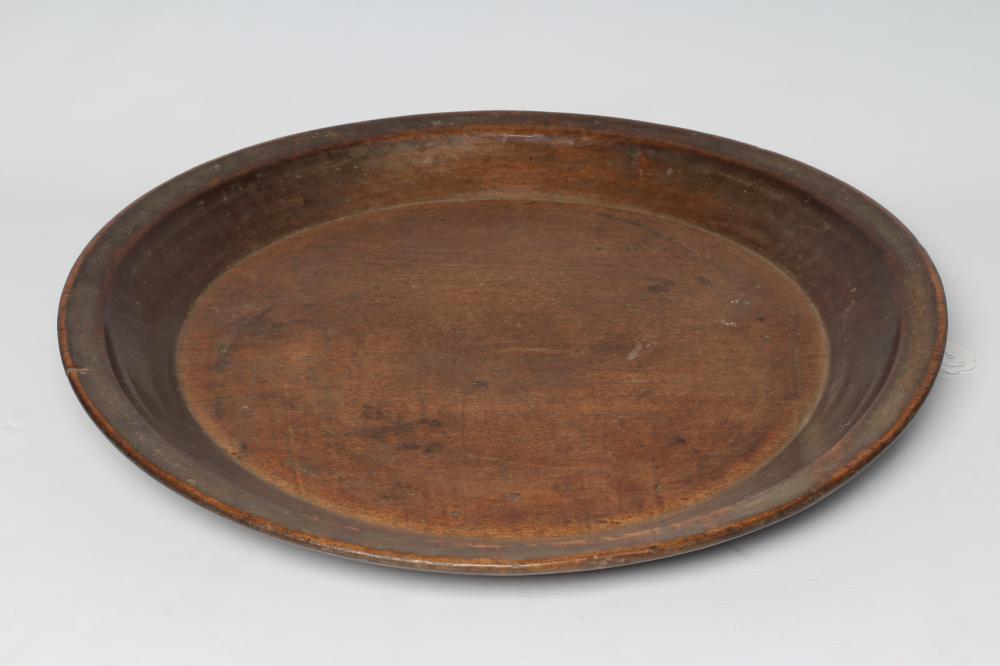 A LARGE TURNED WOOD PLATTER of circular form, 23" diameter (Est. plus 24% premium inc. VAT) Image
