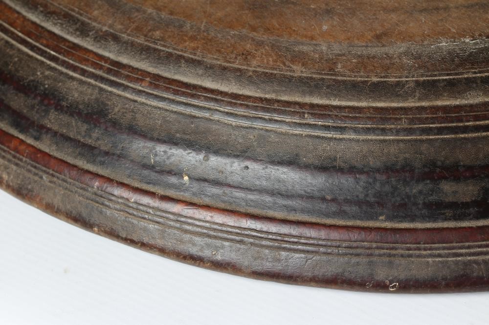 A LARGE TURNED WOOD PLATTER of circular form, 23" diameter (Est. plus 24% premium inc. VAT) Image