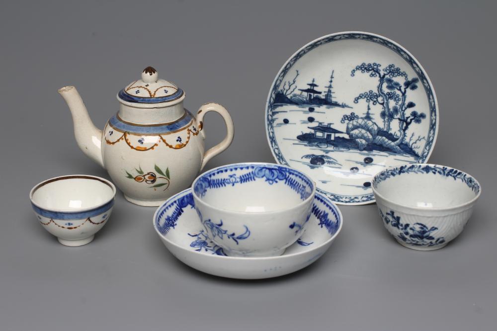 A FIRST PERIOD WORCESTER PORCELAIN TEA BOWL Image