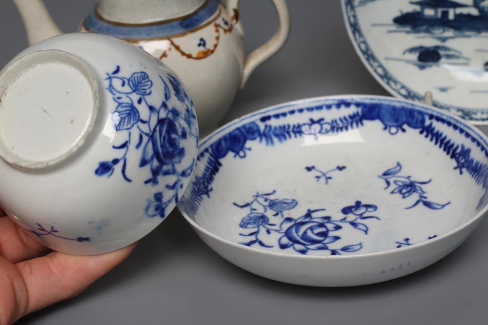 A FIRST PERIOD WORCESTER PORCELAIN TEA BOWL Image