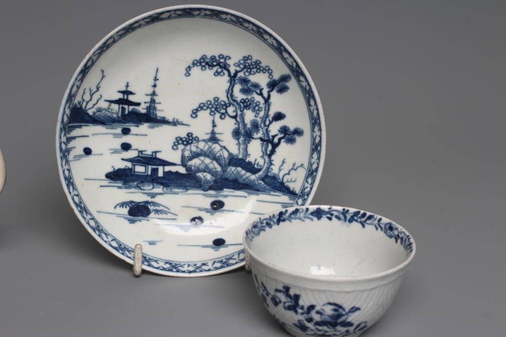 A FIRST PERIOD WORCESTER PORCELAIN TEA BOWL Image