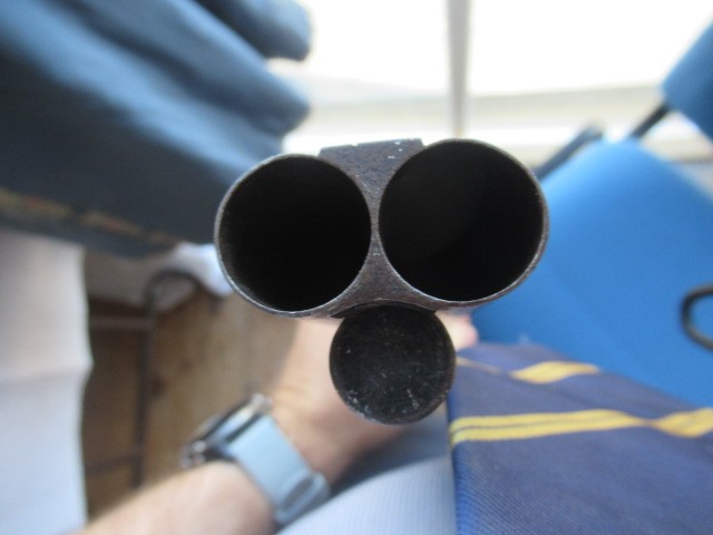 A WILLIAMS & POWELL PERCUSSION 14 BORE DOUBLE BARRELLED SHOTGUN Image