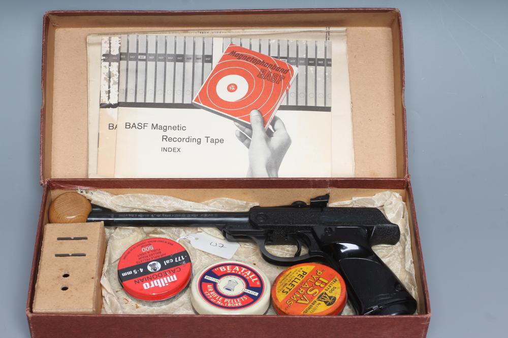 A BOXED WALTHER LUFTPISTOLE .177 AIR PISTOL with 9 3/8" barrel Image