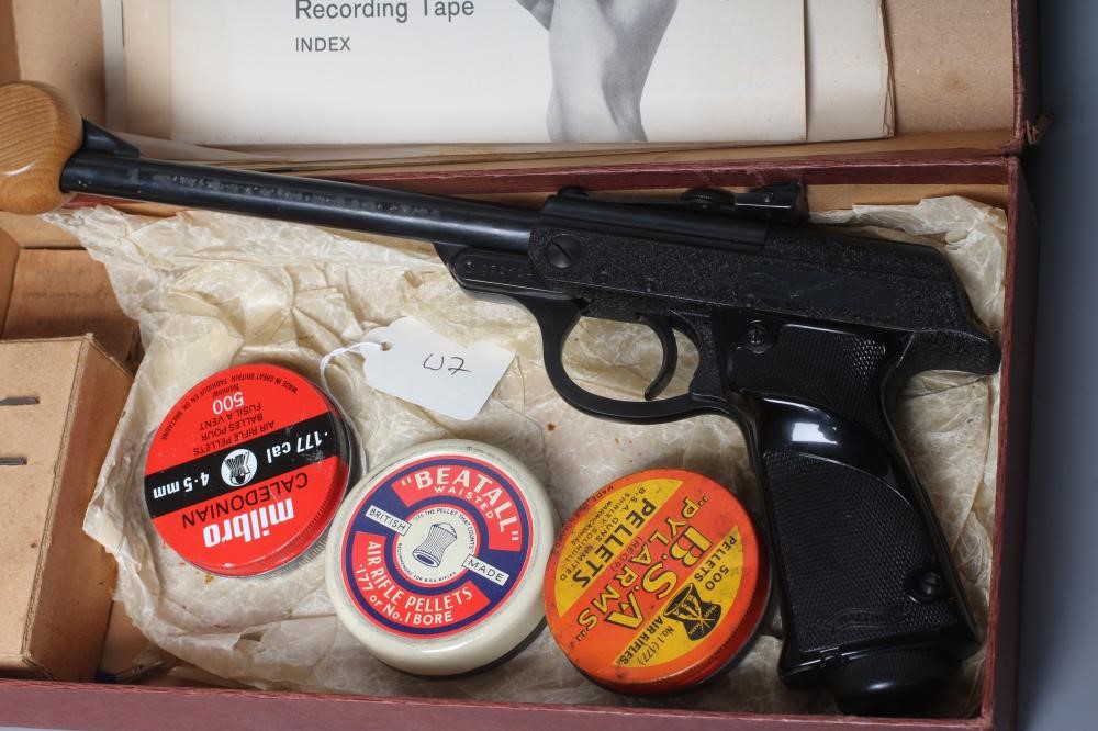 A BOXED WALTHER LUFTPISTOLE .177 AIR PISTOL with 9 3/8" barrel Image