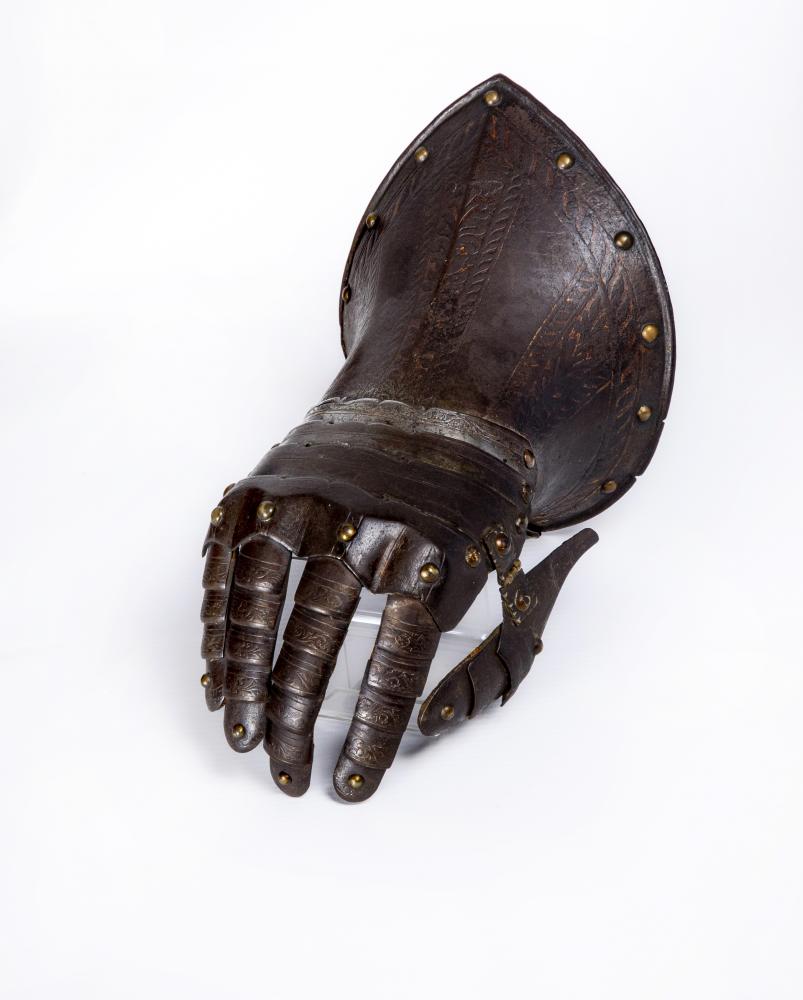 AN ANTIQUE GAUNTLET Image