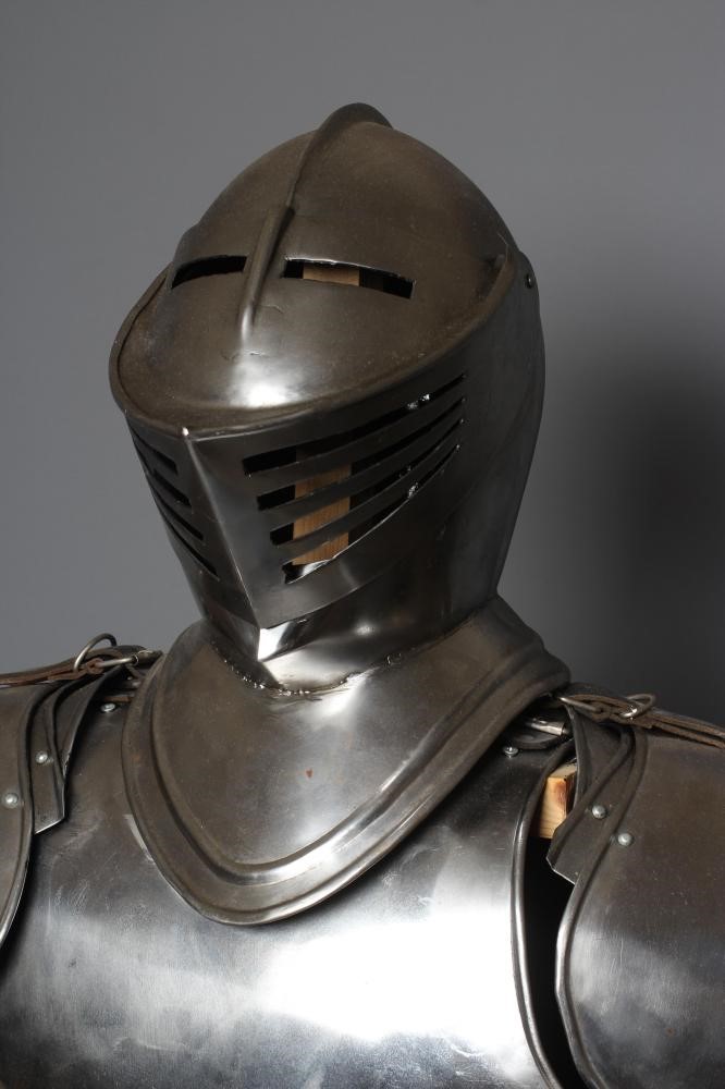 A FULL SUIT OF FIELD ARMOUR Image