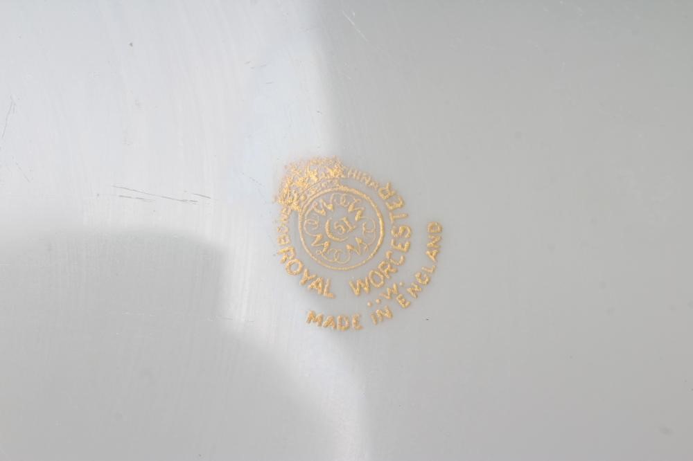 A ROYAL WORCESTER CHINA CABINET PLATE Image