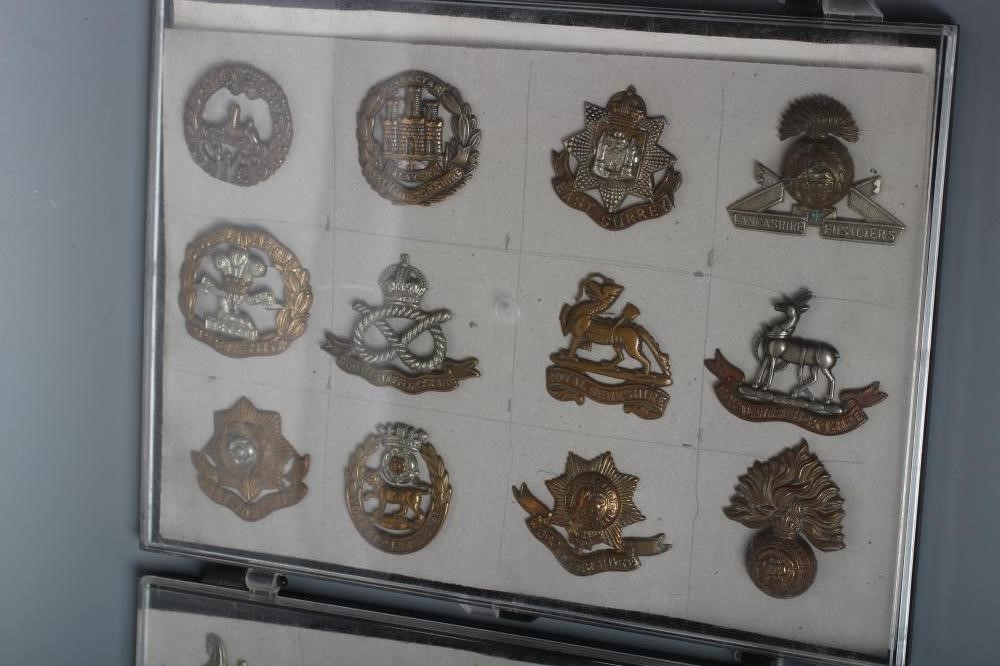 THIRTY TWO BRITISH MILITARY CAP BADGES including English and Scottish regiments, in three plastic Image