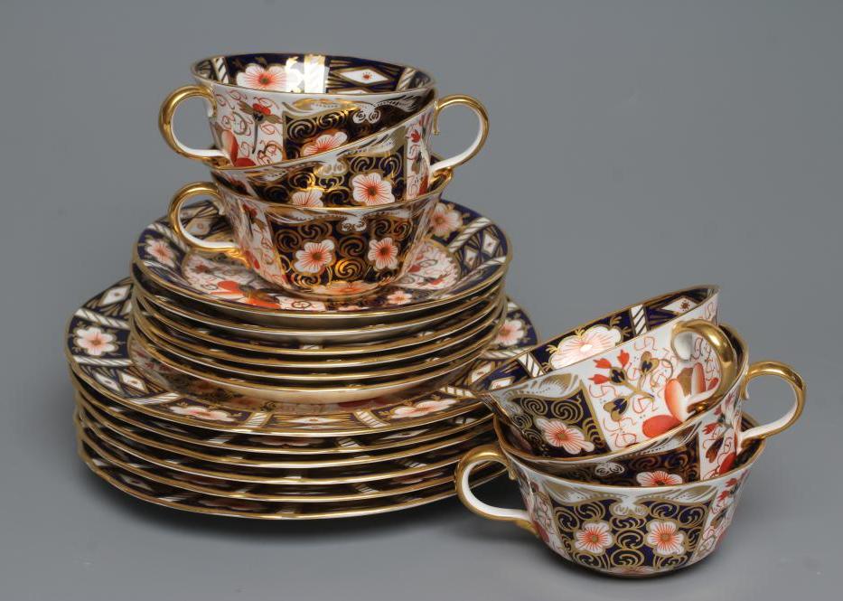 A ROYAL CROWN DERBY IMARI CHINA TEA SET for six place settings, 1917, decorated in pattern 2451, Image