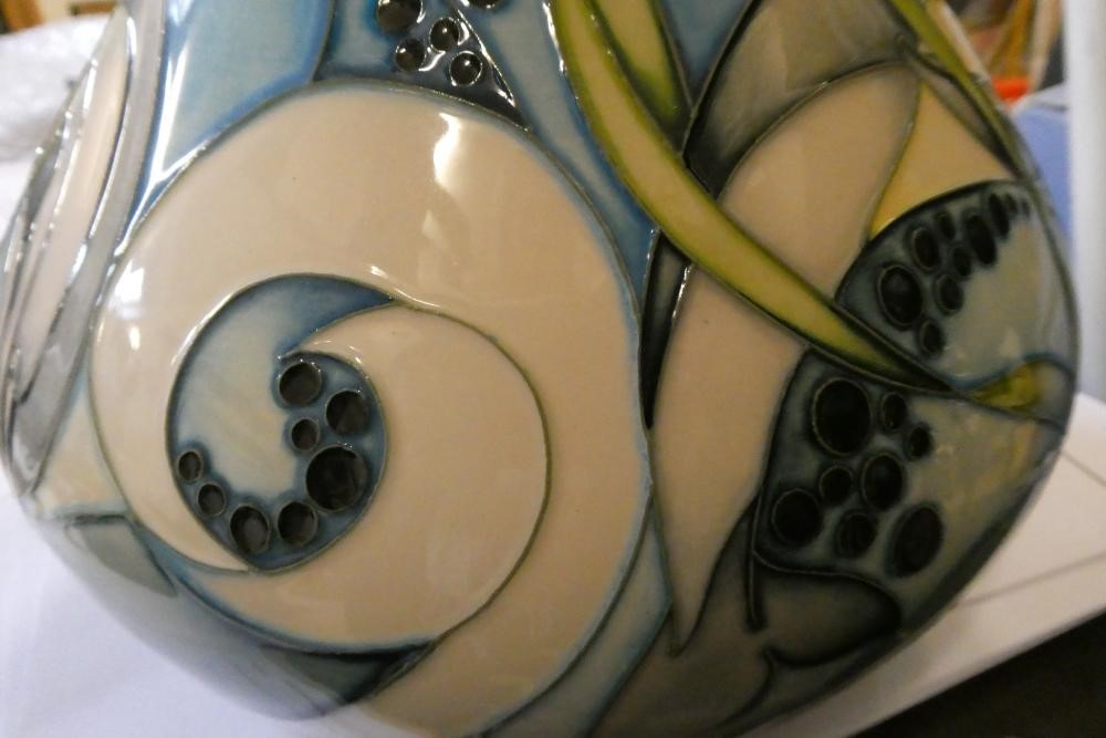 A MOORCROFT POTTERY LARGE VASE Image