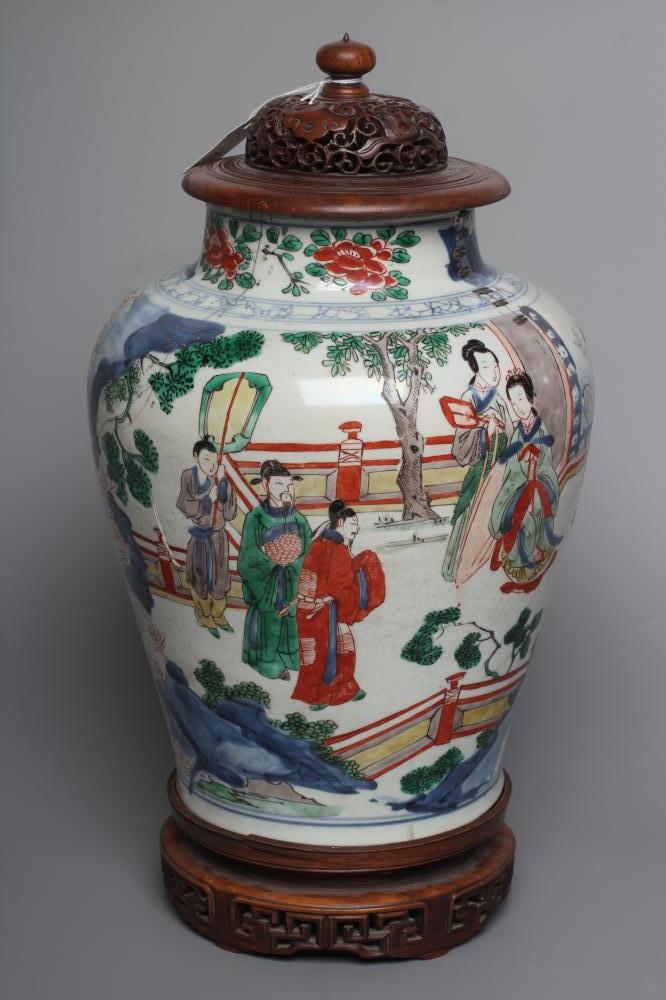 A CHINESE PORCELAIN FAMILLE VERTE VASE of flared rounded cylindrical form Image