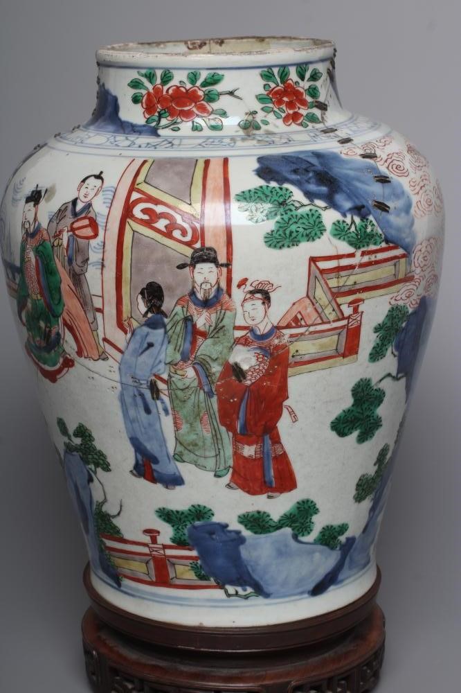 A CHINESE PORCELAIN FAMILLE VERTE VASE of flared rounded cylindrical form Image