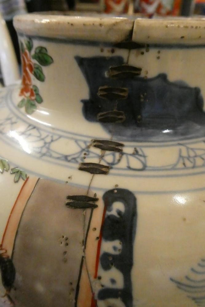 A CHINESE PORCELAIN FAMILLE VERTE VASE of flared rounded cylindrical form Image